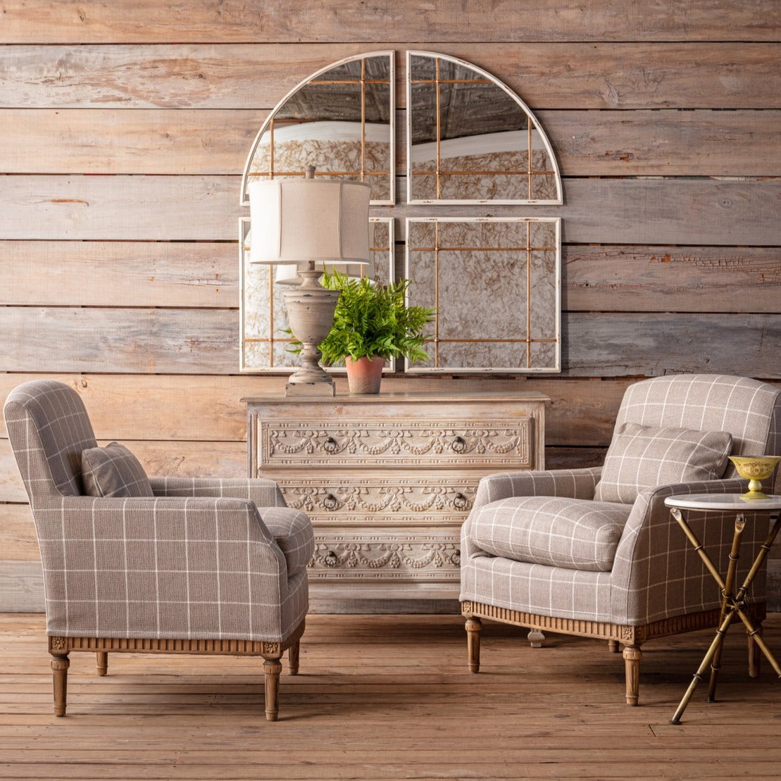 Poltrona - La nostra è bella e classica, caratterizzata da un tessuto color tan con un motivo bianco crema e dettagli in legno intagliato, questa aggiungerà sicuramente comfort e