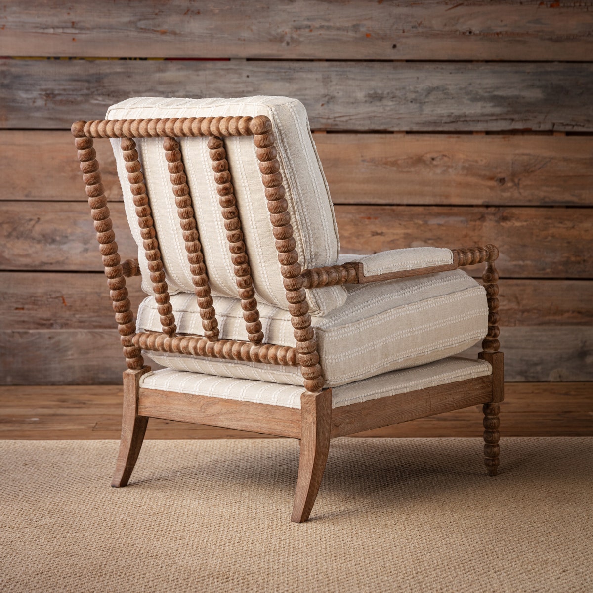 Poltrona di design - La nostra è una versione aggiornata della classica poltrona a girandola, caratterizzata da un tessuto colorato e strutturato che contrasta splendidamente con una finitura in legno più chiaro, t