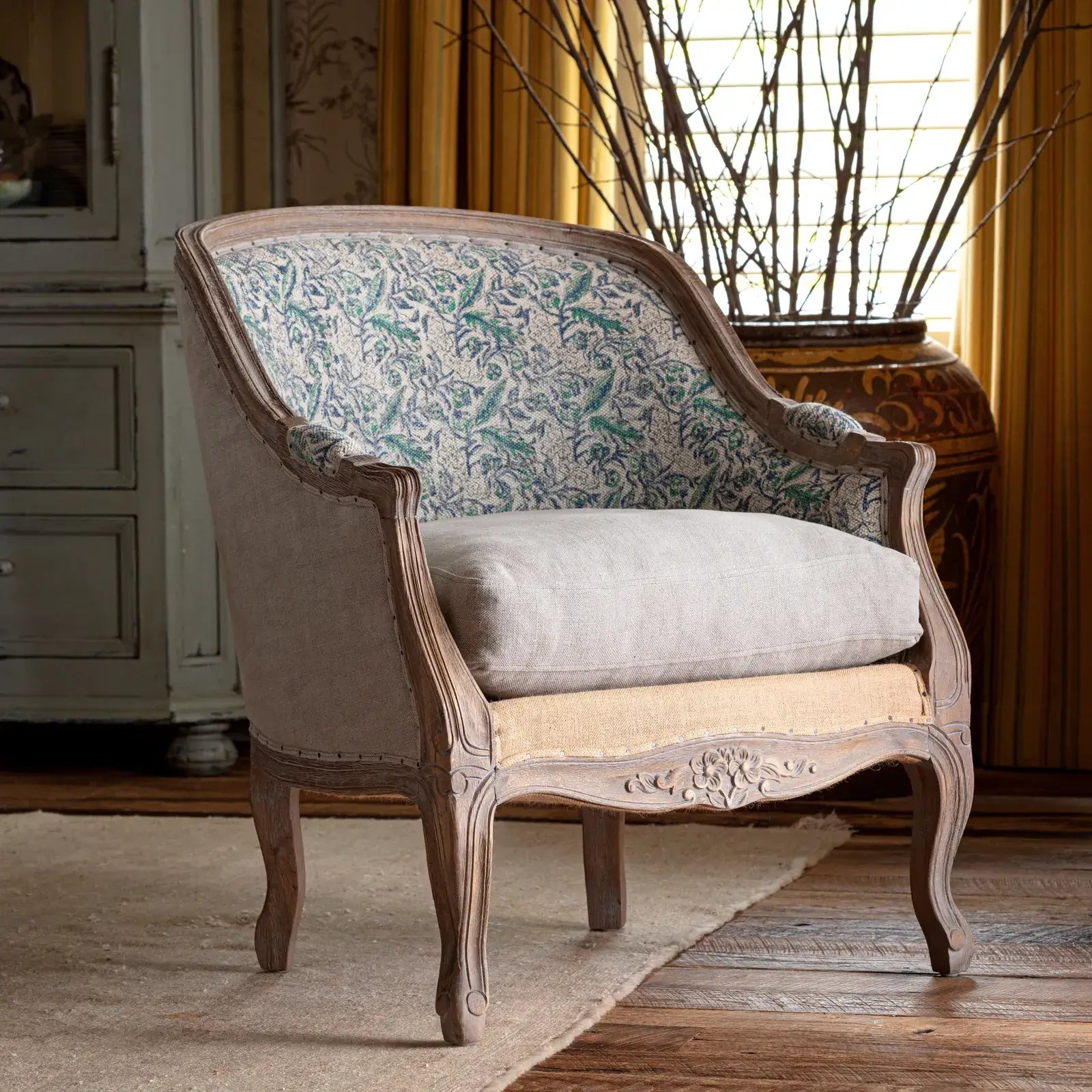 Sedia - Un mix di eleganza vintage e rilassato stile rustico, la nostra presenta una struttura in legno intagliato, un morbido rivestimento in lino dai toni neutri e un motivo botanico