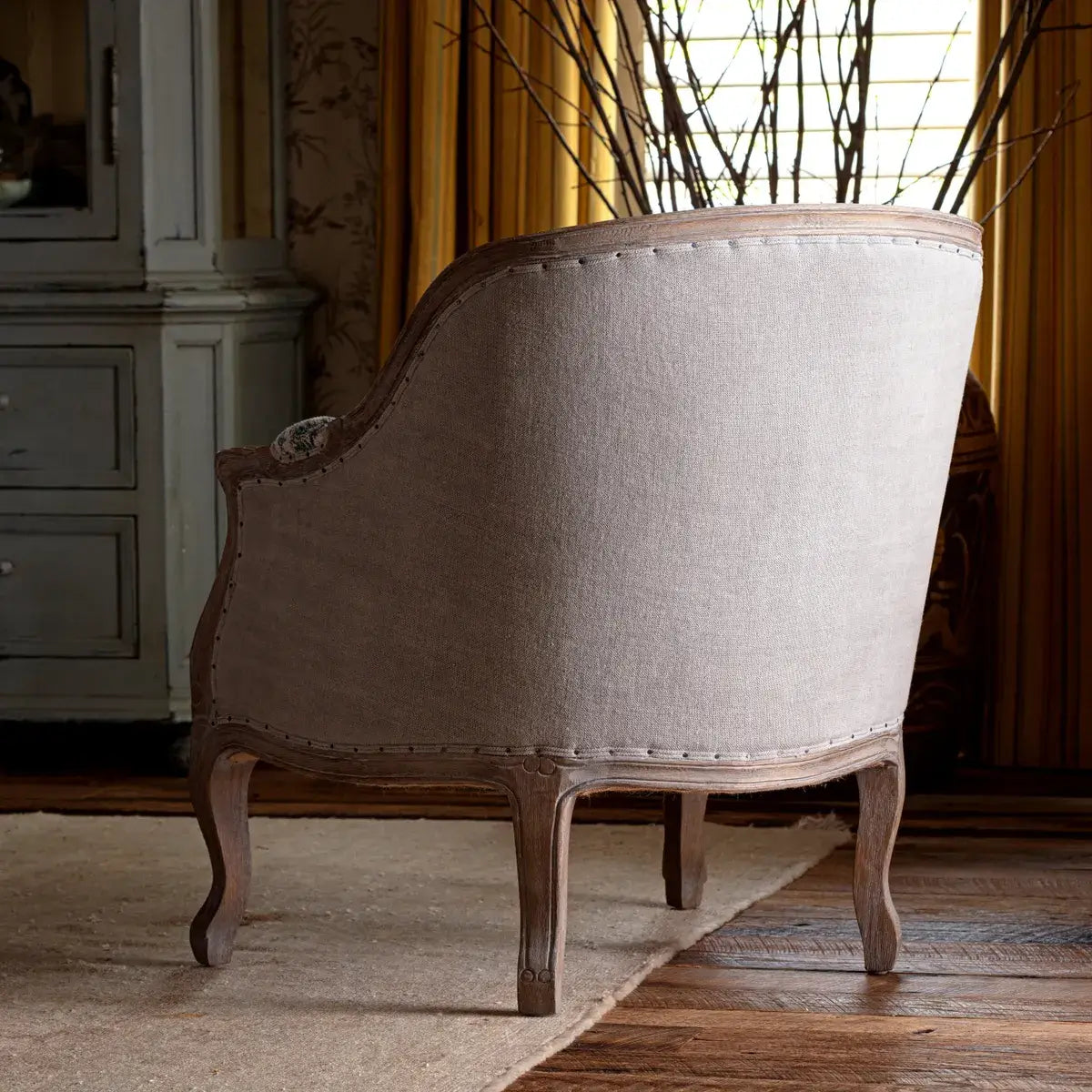 Sedia - Un mix di eleganza vintage e rilassato stile rustico, la nostra presenta una struttura in legno intagliato, un morbido rivestimento in lino dai toni neutri e un motivo botanico