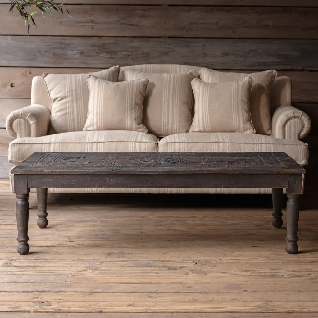 Tavolo - Misura 147 cm L x 76 cm P x 46 cm A - Aggiungi un tocco di fascino rustico al tuo spazio abitativo con il nostro, caratterizzato da un piano intagliato, è perfetto per aggiungere bellezza a