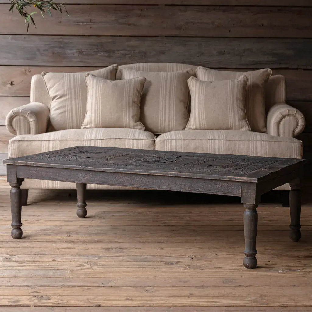 Tavolo - Misura 147 cm L x 76 cm P x 46 cm A - Aggiungi un tocco di fascino rustico al tuo spazio abitativo con il nostro, caratterizzato da un piano intagliato, è perfetto per aggiungere bellezza a
