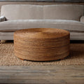 Tavolo con piattaforma - Aggiungi un tocco di texture naturale al tuo spazio abitativo con il nostro, intessuto a mano con resistenti fibre naturali in un design rotondo e a basso profilo, è