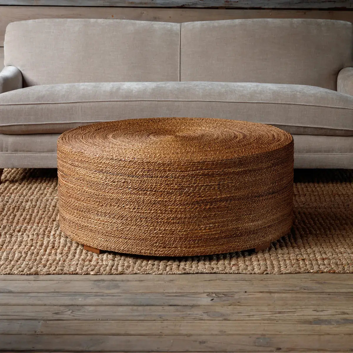 Tavolo con piattaforma - Aggiungi un tocco di texture naturale al tuo spazio abitativo con il nostro, intessuto a mano con resistenti fibre naturali in un design rotondo e a basso profilo, è