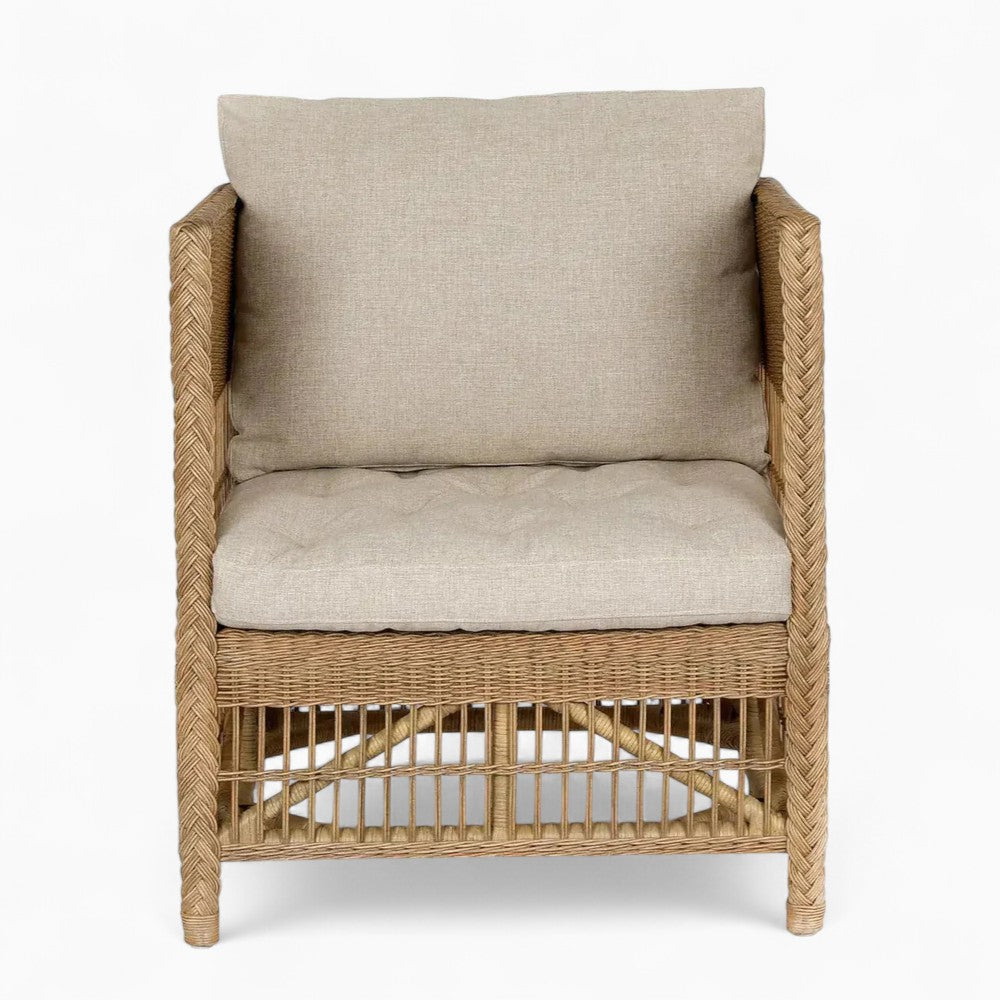 Sedia - La porta un fascino costiero senza sforzo con la sua trama in rattan aperto e la finitura naturale, completa di morbidi cuscini neutri, offre sia comfort che
