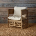 Sedia - La porta un fascino costiero senza sforzo con la sua trama in rattan aperto e la finitura naturale, completa di morbidi cuscini neutri, offre sia comfort che