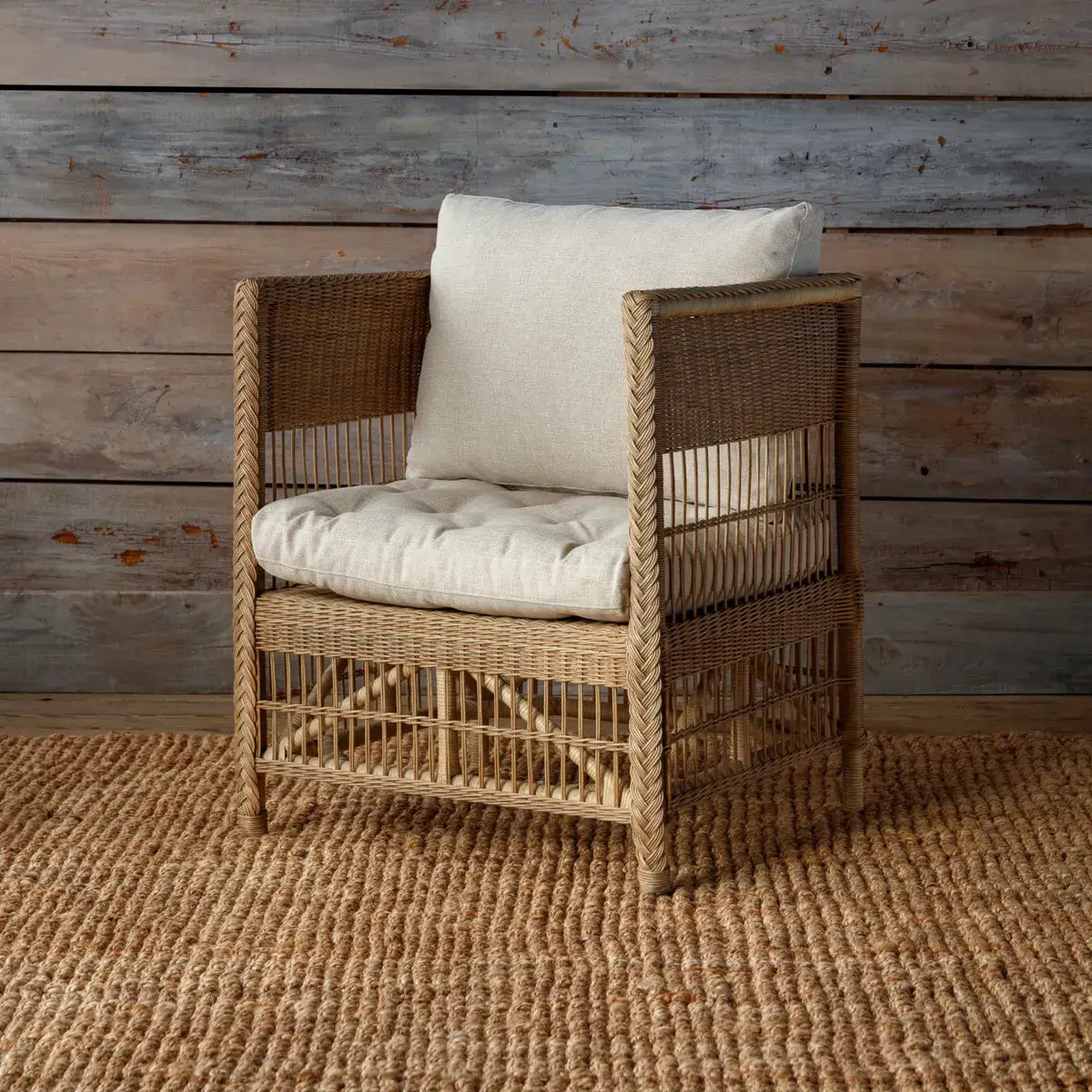 Sedia - La porta un fascino costiero senza sforzo con la sua trama in rattan aperto e la finitura naturale, completa di morbidi cuscini neutri, offre sia comfort che