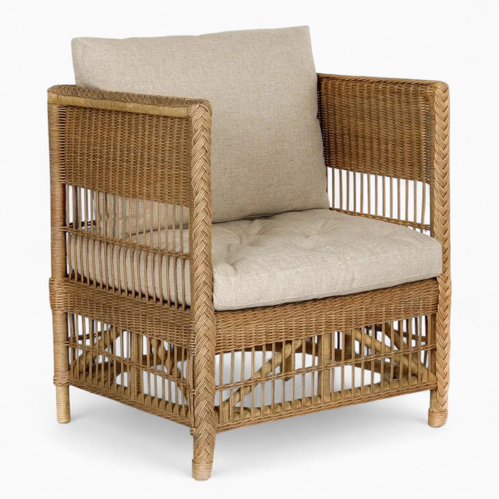 Sedia - La porta un fascino costiero senza sforzo con la sua trama in rattan aperto e la finitura naturale, completa di morbidi cuscini neutri, offre sia comfort che