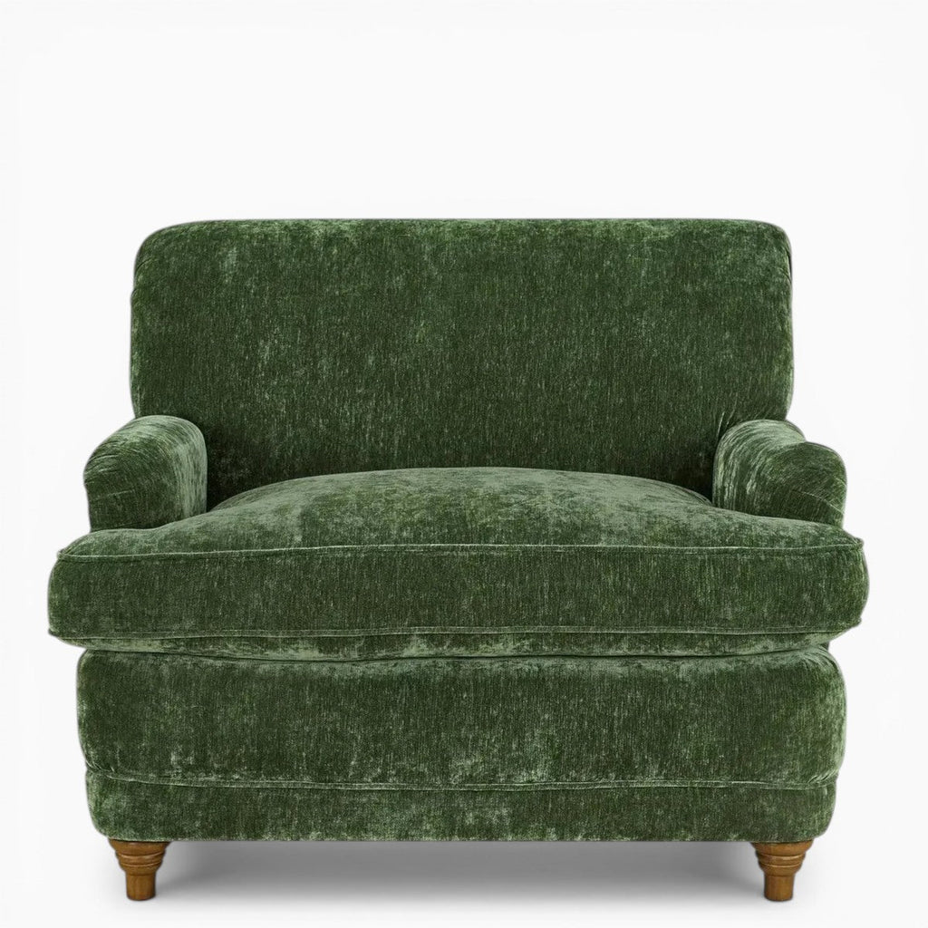 Poltrona in velluto inglese - Rivestita in un ricco verde, questa poltrona di grandi dimensioni offre un comfort rilassato con una silhouette invitante e senza tempo, con i suoi braccioli delicatamente arrotolati,