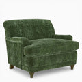Poltrona in velluto inglese - Rivestita in un ricco verde, questa poltrona di grandi dimensioni offre un comfort rilassato con una silhouette invitante e senza tempo, con i suoi braccioli delicatamente arrotolati,
