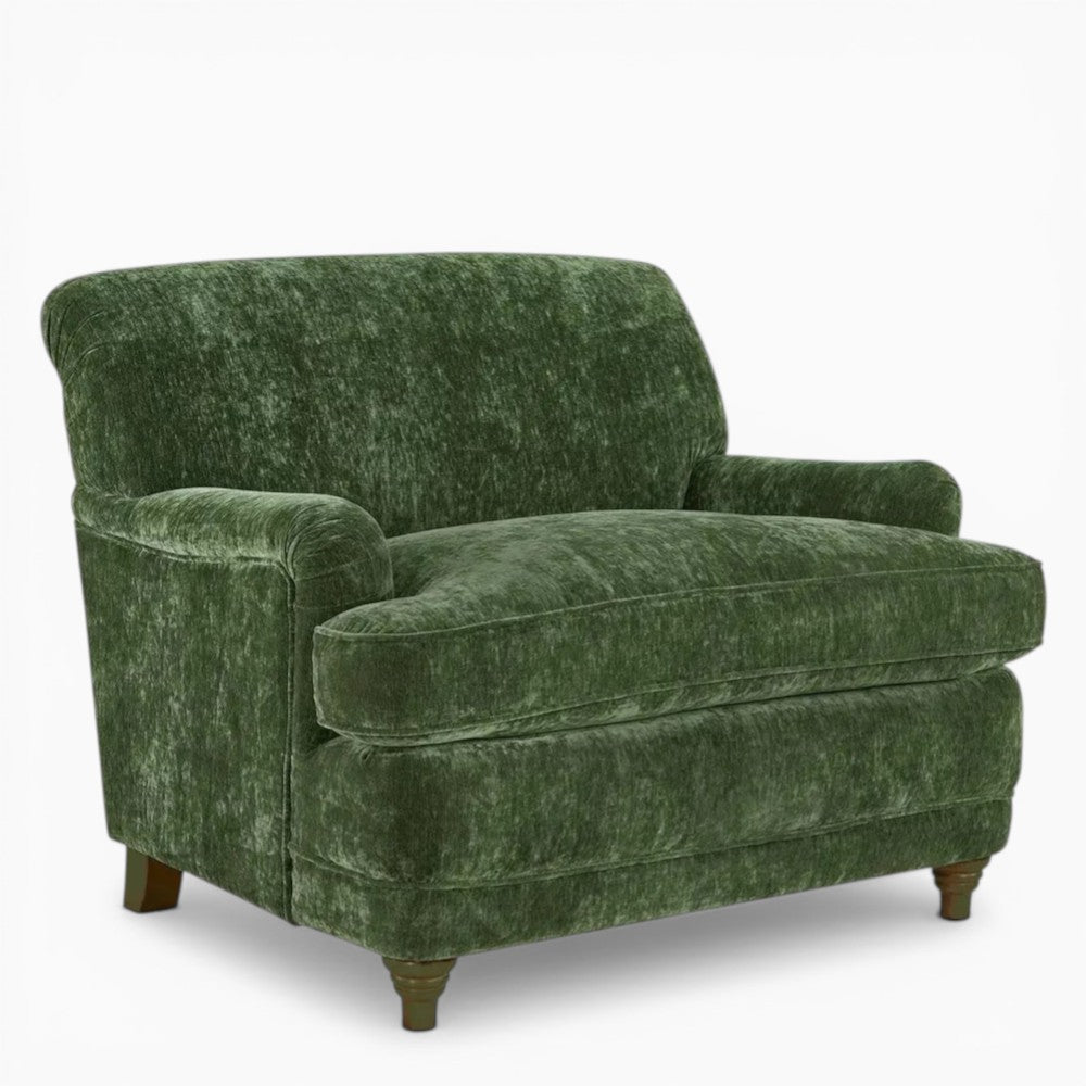 Poltrona in velluto inglese - Rivestita in un ricco verde, questa poltrona di grandi dimensioni offre un comfort rilassato con una silhouette invitante e senza tempo, con i suoi braccioli delicatamente arrotolati,