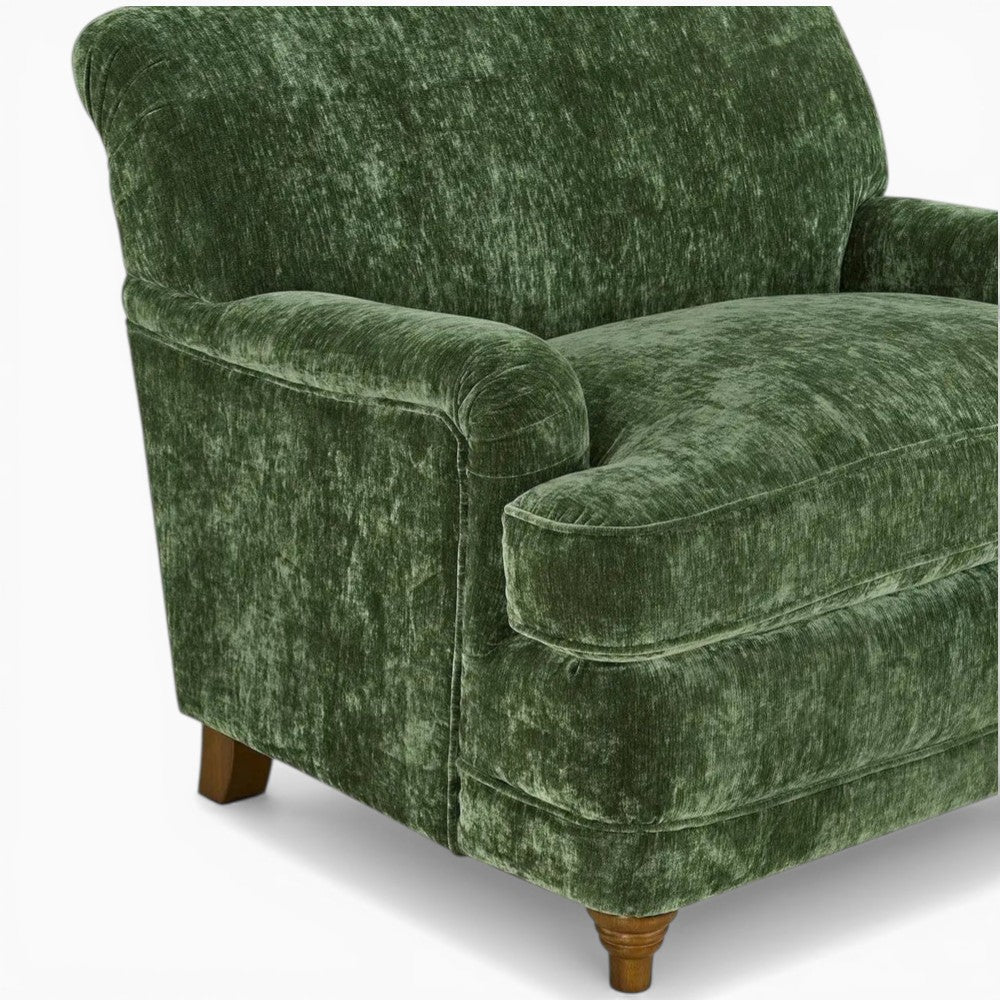Poltrona in velluto inglese - Rivestita in un ricco verde, questa poltrona di grandi dimensioni offre un comfort rilassato con una silhouette invitante e senza tempo, con i suoi braccioli delicatamente arrotolati,