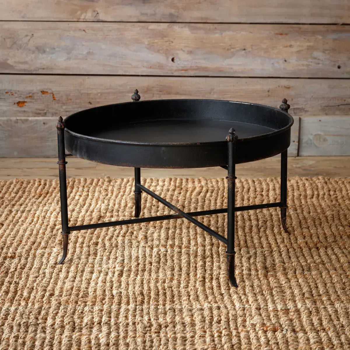 Tavolino da caffè - Questo, con una classica finitura in metallo nero e un piano rialzato in stile, è perfetto per servire bevande, esporre elementi decorativi o aggiungere