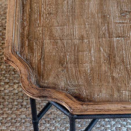 Tavolino da Salotto - Misure 114 cm L x 86 cm P x 58 cm A. Il piano non è rimovibile - Porta un tocco di unico fascino rustico alla tua casa con il nostro, realizzato in pino antico e con finiture in f