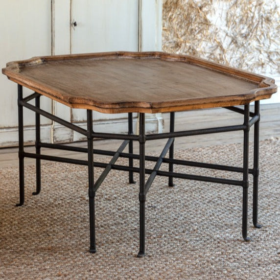 Tavolino da Salotto - Misure 114 cm L x 86 cm P x 58 cm A. Il piano non è rimovibile - Porta un tocco di unico fascino rustico alla tua casa con il nostro, realizzato in pino antico e con finiture in f
