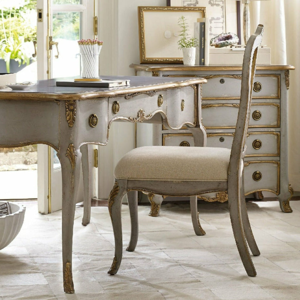 Sedia da scrivania - Con stile, questa magnifica sedia, caratterizzata da una morbida finitura grigia con dettagli dorati, un sedile in tessuto effetto lino e gambe cabriole, è perfetta per