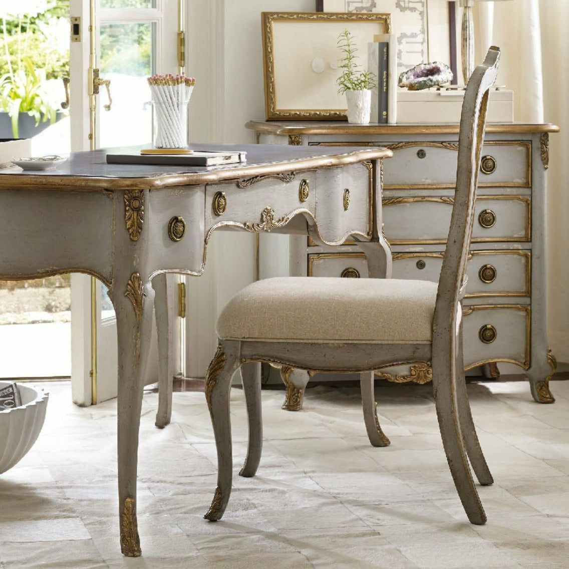 Sedia da scrivania - Con stile, questa magnifica sedia, caratterizzata da una morbida finitura grigia con dettagli dorati, un sedile in tessuto effetto lino e gambe cabriole, è perfetta per