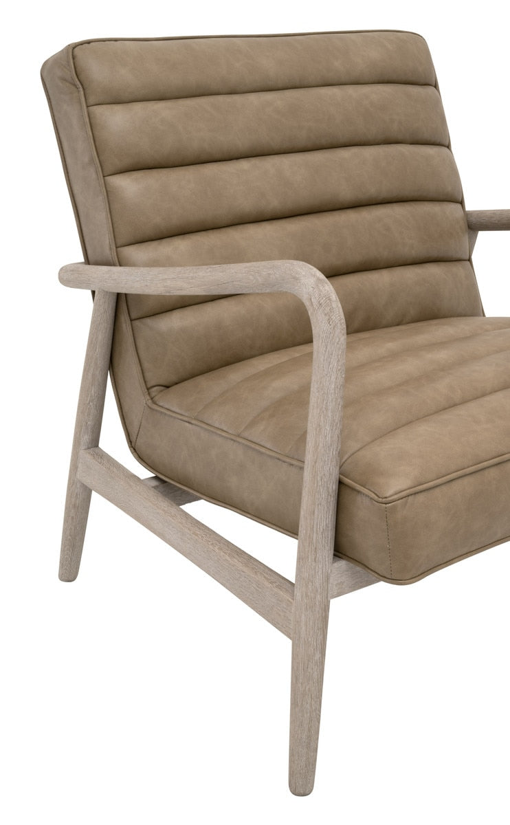 Poltrona Club - Misure 75,5 cm L x 81,3 cm P x 83,8 cm A Altezza seduta: 49,5 cm Larghezza seduta: 66 cm Profondità seduta: 48,3 cm Altezza braccioli: 66,7 cm Peso del prodotto: 3
