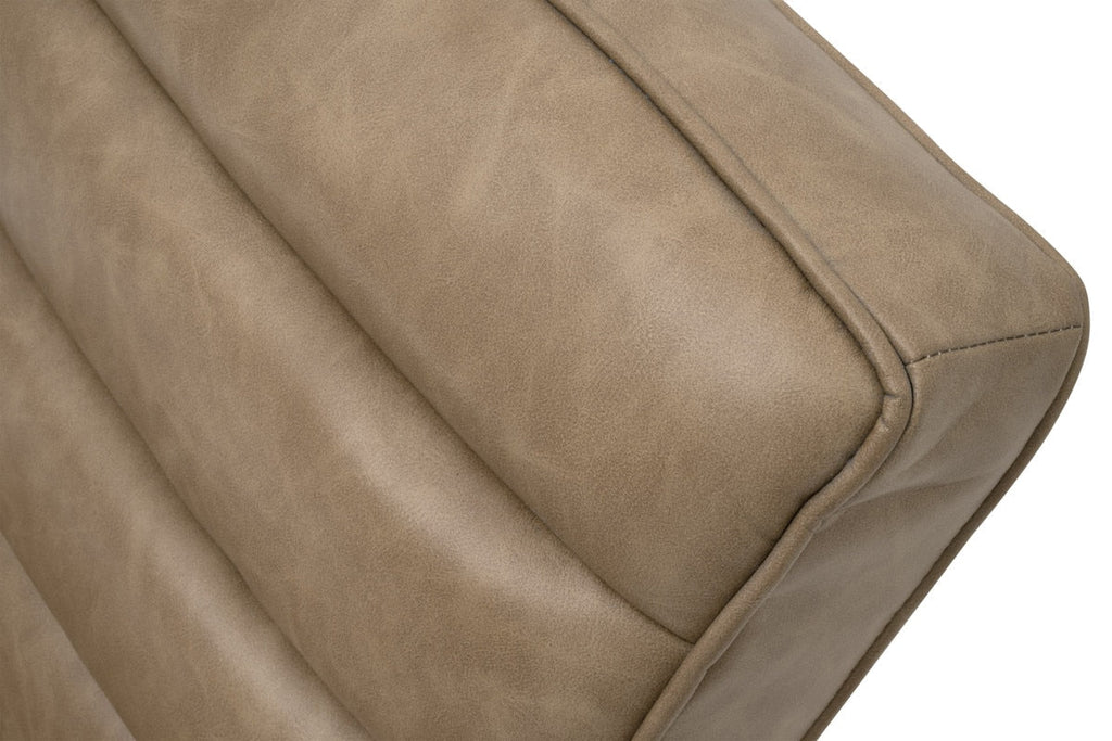 Poltrona Club - Misure 75,5 cm L x 81,3 cm P x 83,8 cm A Altezza seduta: 49,5 cm Larghezza seduta: 66 cm Profondità seduta: 48,3 cm Altezza braccioli: 66,7 cm Peso del prodotto: 3