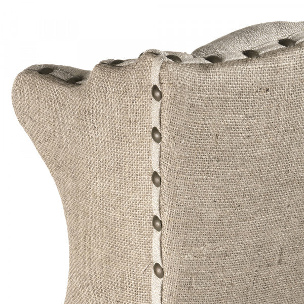 Poltrona Wing in tela di iuta trapuntata - Misura 81 cm L x 122 cm H x 79 cm P Peso 20,9 kg Telaio in legno di acero massiccio - Questa splendida poltrona ha uno stile elegante ed è sovradimensionata per il massimo comfort, con