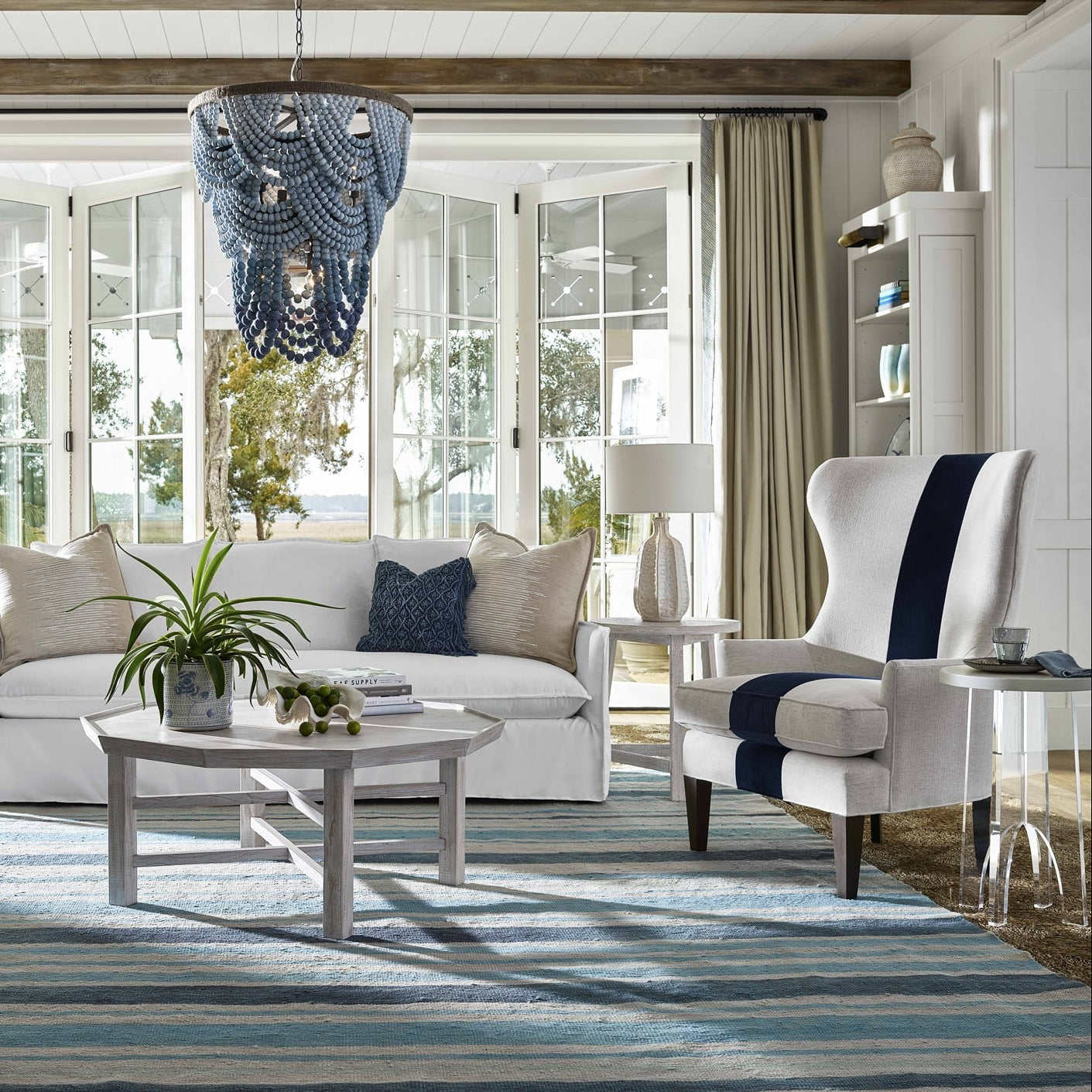 Poltrona "Wing Chair" - Venduta singolarmente Misure: 81 cm L x 89 cm P x 124 cm H Altezza della struttura: 124 cm Profondità della seduta: 61 cm Altezza della seduta: 61 cm Altezza del bracciolo: 66 cm Finitura: Brownstone Tessuto: Pe