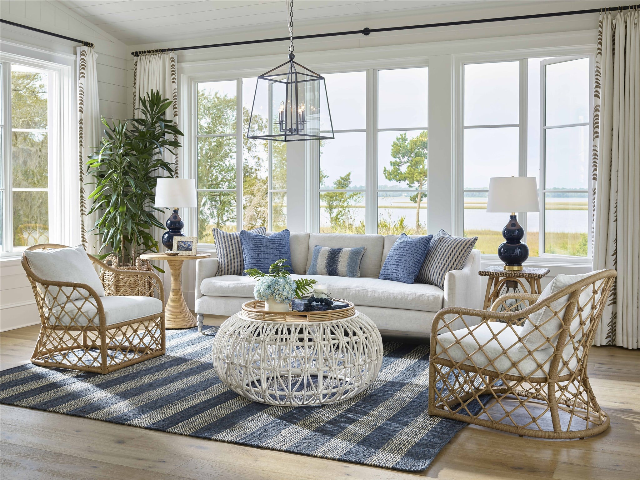 Poltrona di design - Misure 76 cm L x 81 cm P x 81 cm H Profondità seduta: 58 cm Altezza seduta: 42 cm Altezza braccioli: 61 cm Finitura: Rattan naturale Tessuto: Tessuto ad alte prestazioni (Cryp