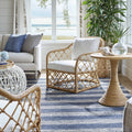 Poltrona di design - Misure 76 cm L x 81 cm P x 81 cm H Profondità seduta: 58 cm Altezza seduta: 42 cm Altezza braccioli: 61 cm Finitura: Rattan naturale Tessuto: Tessuto ad alte prestazioni (Cryp