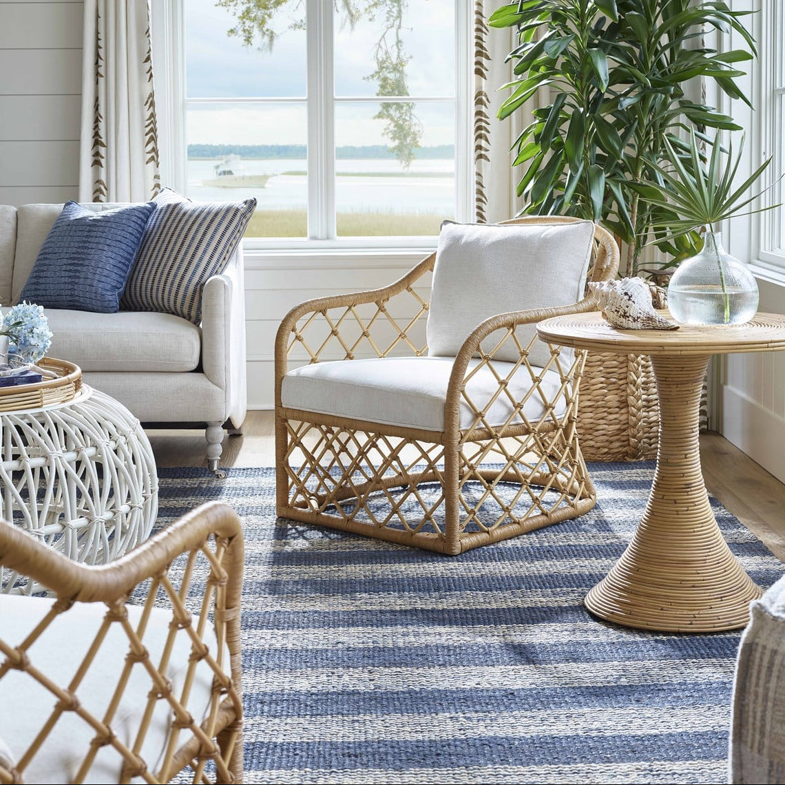 Poltrona di design - Misure 76 cm L x 81 cm P x 81 cm H Profondità seduta: 58 cm Altezza seduta: 42 cm Altezza braccioli: 61 cm Finitura: Rattan naturale Tessuto: Tessuto ad alte prestazioni (Cryp