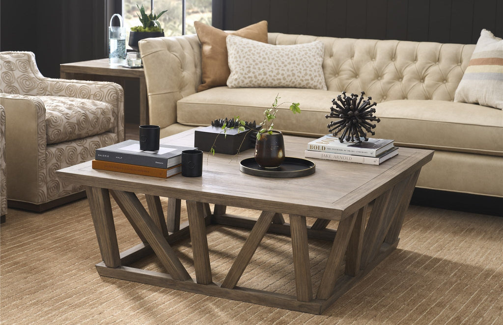 Tavolino quadrato da cocktail - Misure 117 cm L x 117 cm P x 43 cm H Finitura: marrone medio Materiale: Legno Caratteristiche: Design a cornice aperta, Piedini regolabili