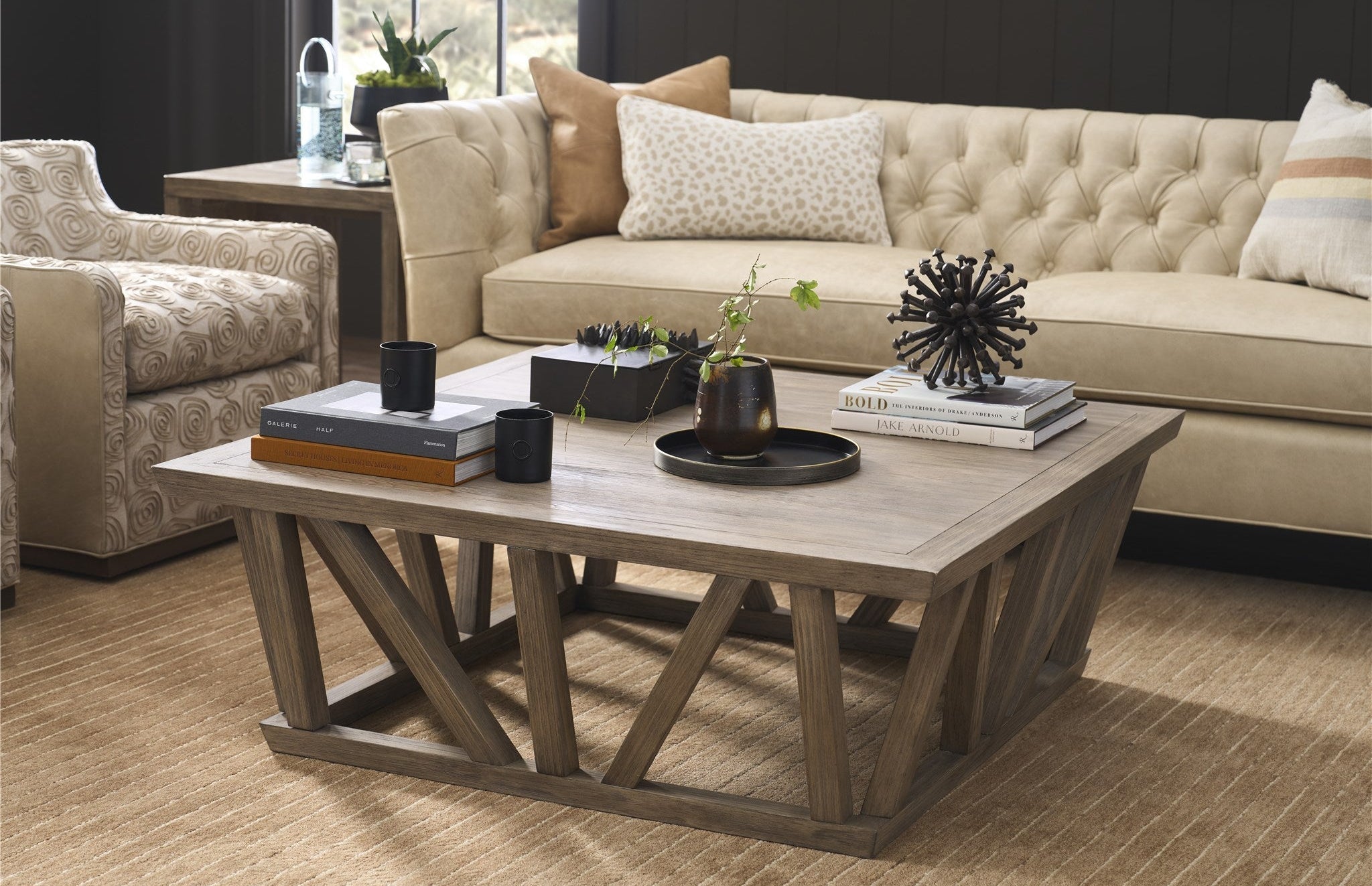 Tavolino quadrato da cocktail - Misure 117 cm L x 117 cm P x 43 cm H Finitura: marrone medio Materiale: Legno Caratteristiche: Design a cornice aperta, Piedini regolabili
