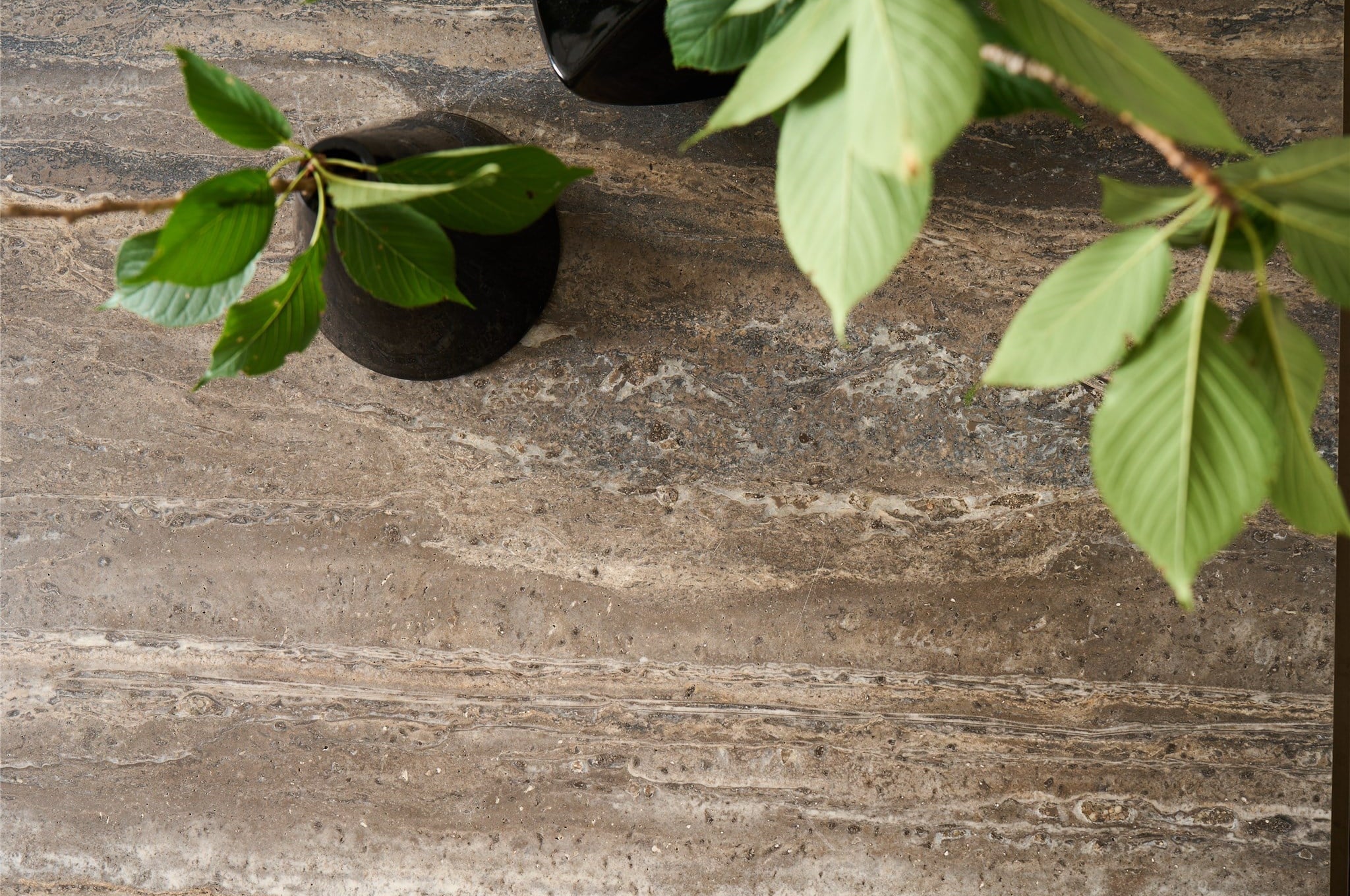 Tavolino da cocktail - Un'elegante struttura in metallo Smoked Gold aggiunge interesse architettonico mettendo in mostra la bellezza naturale della pietra, rendendolo un