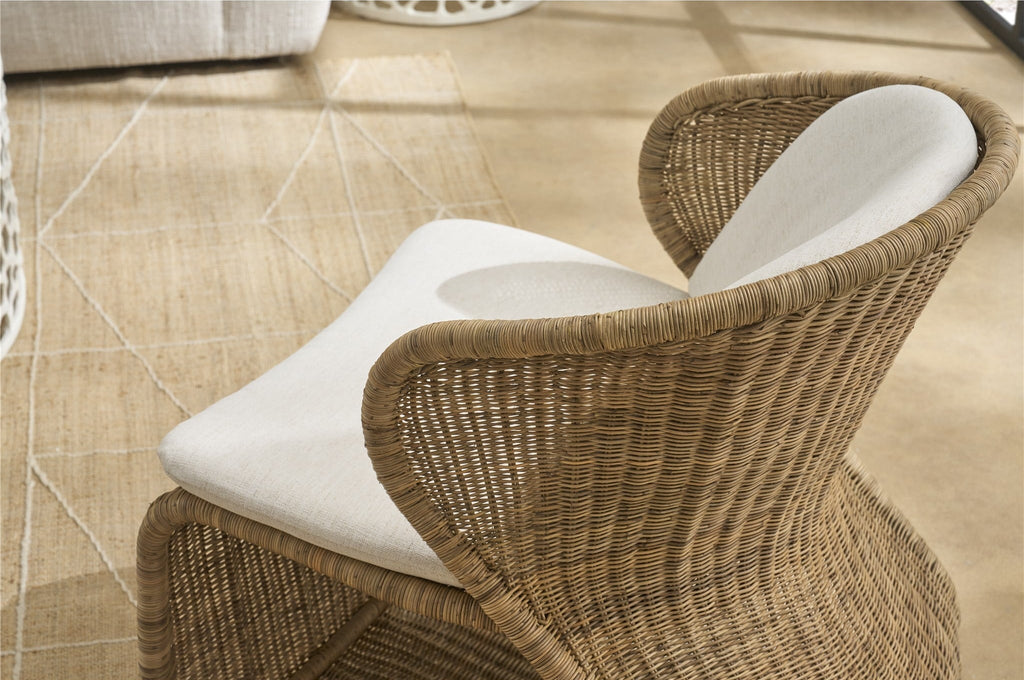 Sedia a sdraio - I soffici cuscini color avorio offrono un comfort eccezionale, completando la texture organica del design intrecciato.