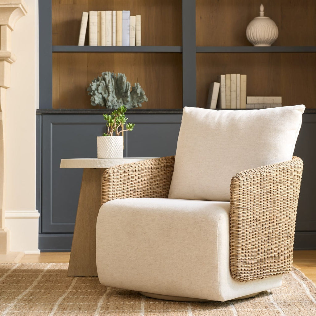 Sedia Girevole - Questo elegante articolo, che unisce la texture naturale al comfort moderno, presenta braccioli in stile vimini intrecciato abbinati a morbidi rivestimenti neutri per un'atmosfera calda,
