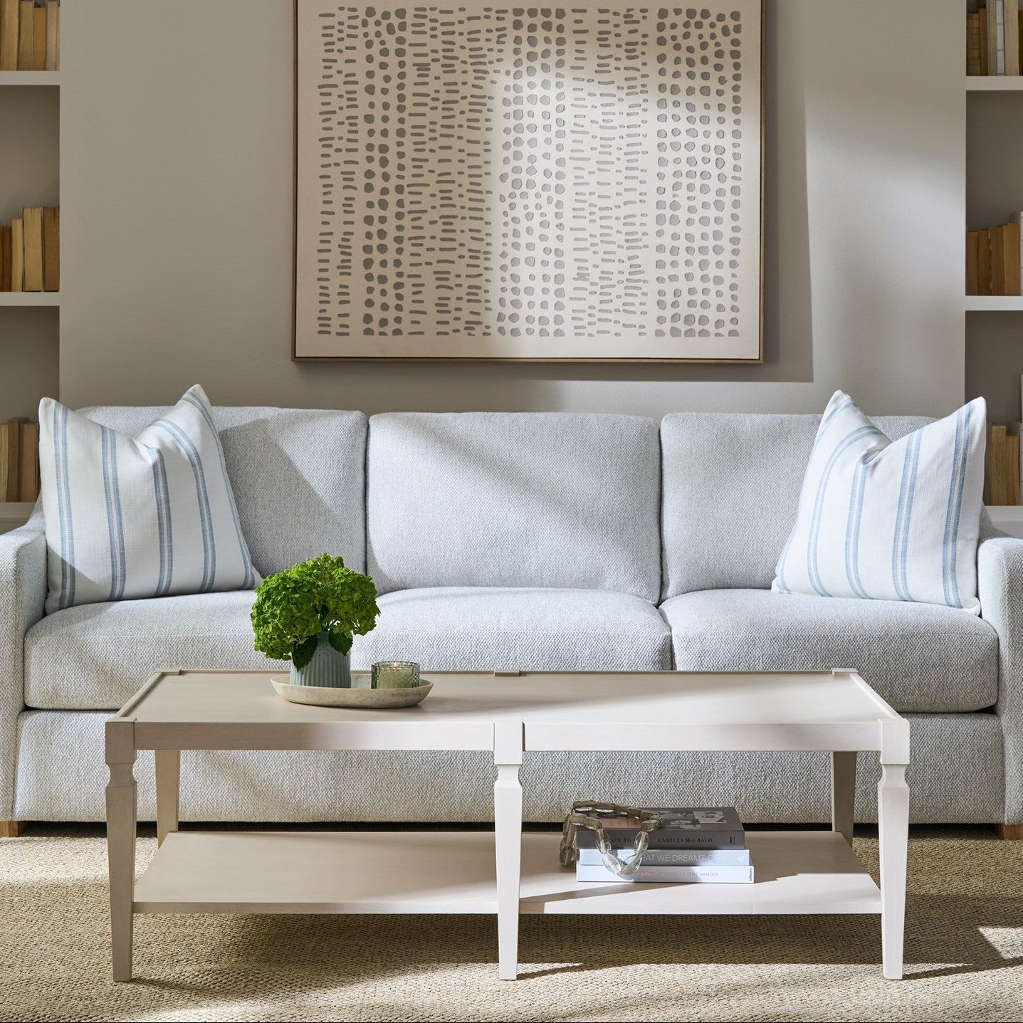 Tavolino da salotto - La finitura delicata e le proporzioni eleganti lo rendono un elemento sofisticato e versatile per qualsiasi soggiorno. Misure 56"L x 28"P x