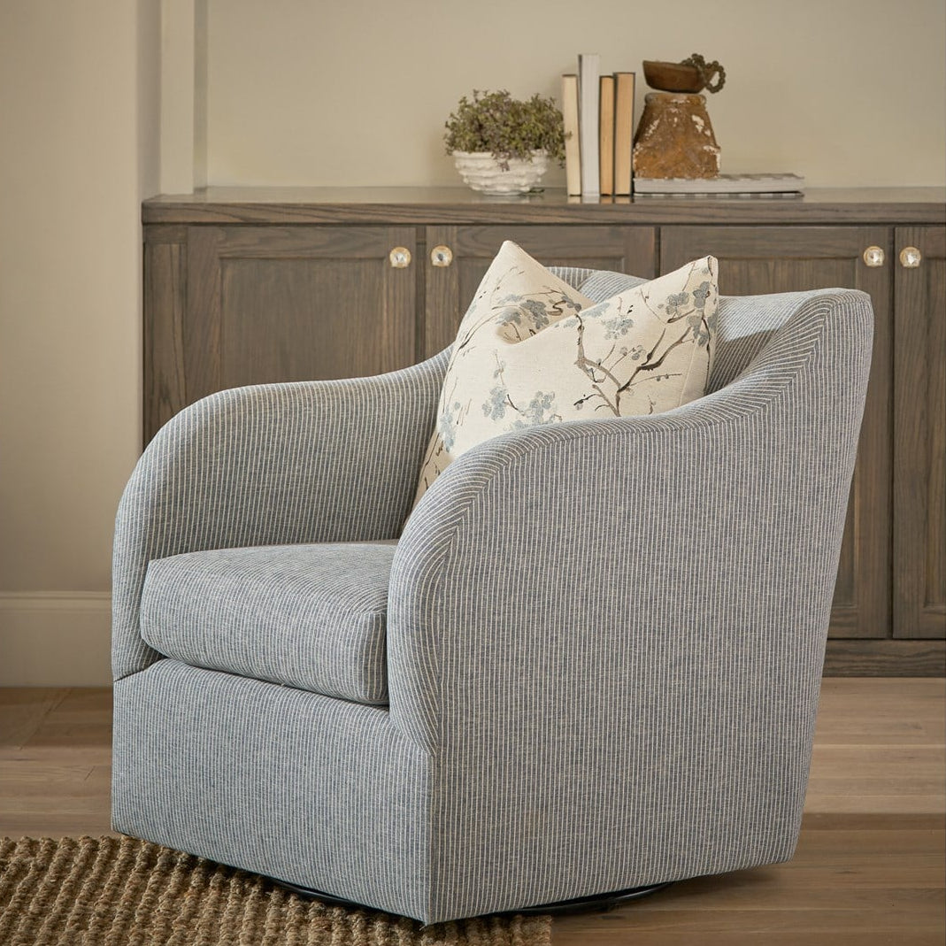 Sedia Girevole - Progettata per coniugare comfort e stile, questa sedia versatile presenta un sottile rivestimento a righe grigie, braccioli leggermente curvi e un sedile imbottito e morbido