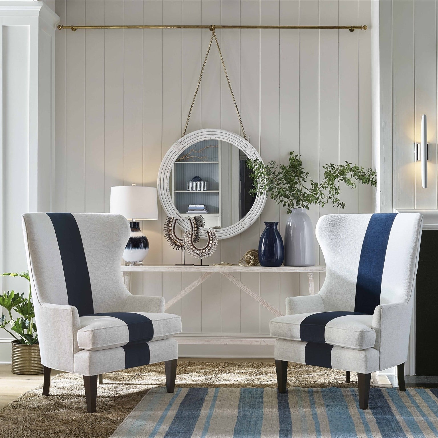 Poltrona "Wing Chair" - Venduta singolarmente Misure: 81 cm L x 89 cm P x 124 cm H Altezza della struttura: 124 cm Profondità della seduta: 61 cm Altezza della seduta: 61 cm Altezza del bracciolo: 66 cm Finitura: Brownstone Tessuto: Pe