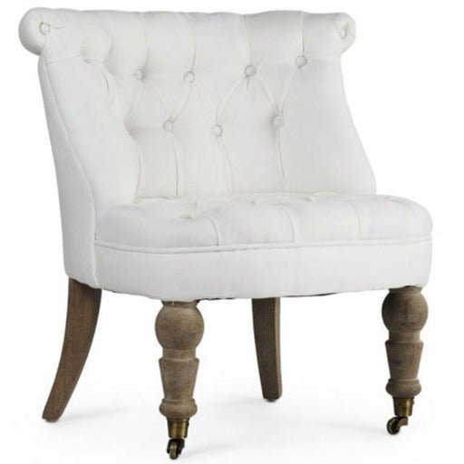 Slipper Chair - Donerà sicuramente un tocco elegante e rustico a qualsiasi ambiente. Con la sua struttura in rovere grigio sbiancato, il rivestimento in lino e le rotelle anteriori, questa sedia è p