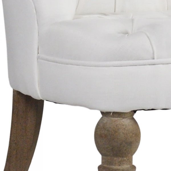 Slipper Chair - Donerà sicuramente un tocco elegante e rustico a qualsiasi ambiente. Con la sua struttura in rovere grigio sbiancato, il rivestimento in lino e le rotelle anteriori, questa sedia è p