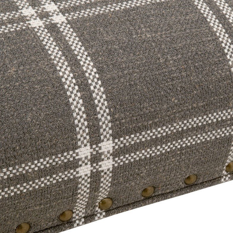 Tavolino imbottito - Questo bellissimo, caratterizzato da una solida base in legno di betulla e uno splendido rivestimento a quadri Walden Smoke con dettagli borchiati, è perfetto