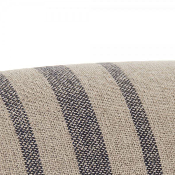 Poltrona Club - Dimensioni 66 cm L x 71 cm P x 96,5 cm H - Questa splendida poltrona presenta una struttura in legno di quercia grigio sbiancato con rivestimento in lino color cachi inglese e un centro sbiadito, i