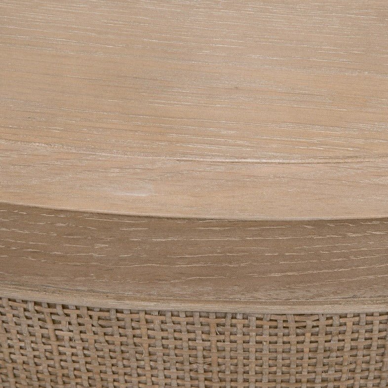 Tavolino da Salotto - Questo bellissimo tavolino rotondo grande, caratterizzato da legno di quercia massello con un piano impiallacciato in quercia e lati avvolti in una splendida intarsiatura con un bordo in legno, è perfetto