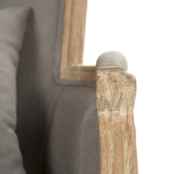 Poltrona in lino - La nostra presenta una silhouette a pozzetto in stile rustico, con rivestimento e una struttura in rovere calce, perfetta per aggiungere stile e comfort.