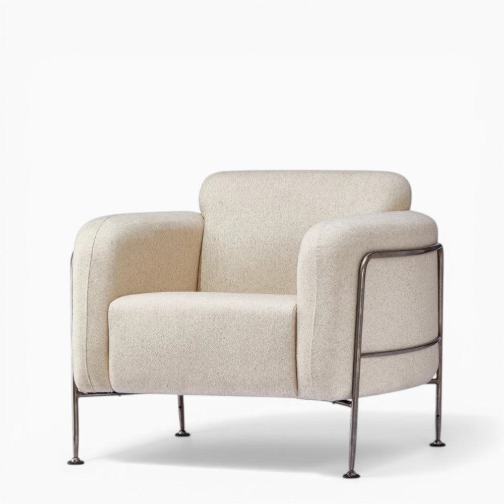 Poltrona club - Misura 49,5"L x 35"P x 32"A Seduta 17,5"A Materiale: Acciaio, lino - Accomodatevi nel comfort accogliente di questa poltrona chic, dove le linee pulite incontrano un morbido e invitante cuscino.