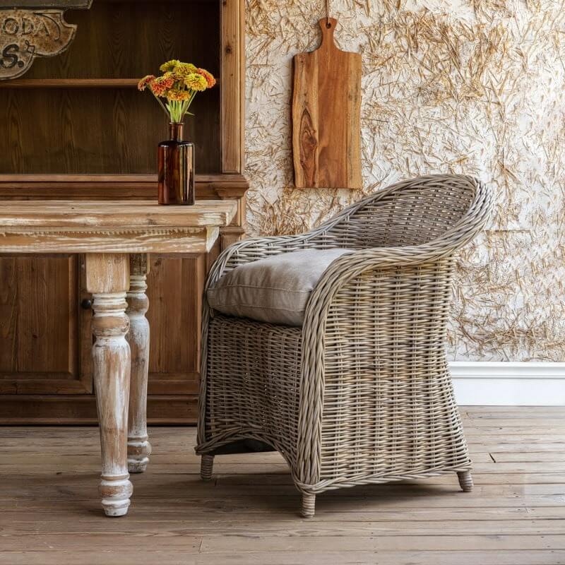 Sedia in Rattan - Aggiungi un tocco di eleganza alla tua casa con la nostra, sia all'interno che in un patio coperto, il suo design versatile e i colori neutri aggiungono sof