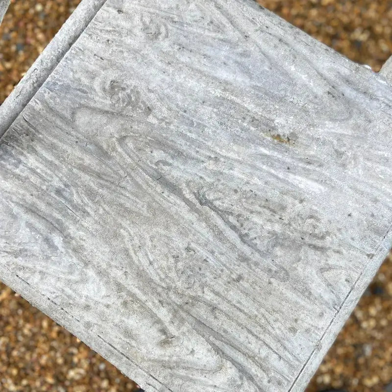 Sedia Laterale - Ottieni l'aspetto e la sensazione rustica del legno senza la manutenzione con la nostra, realizzata con la tecnica francese del "finto legno" in cemento e metallo, di