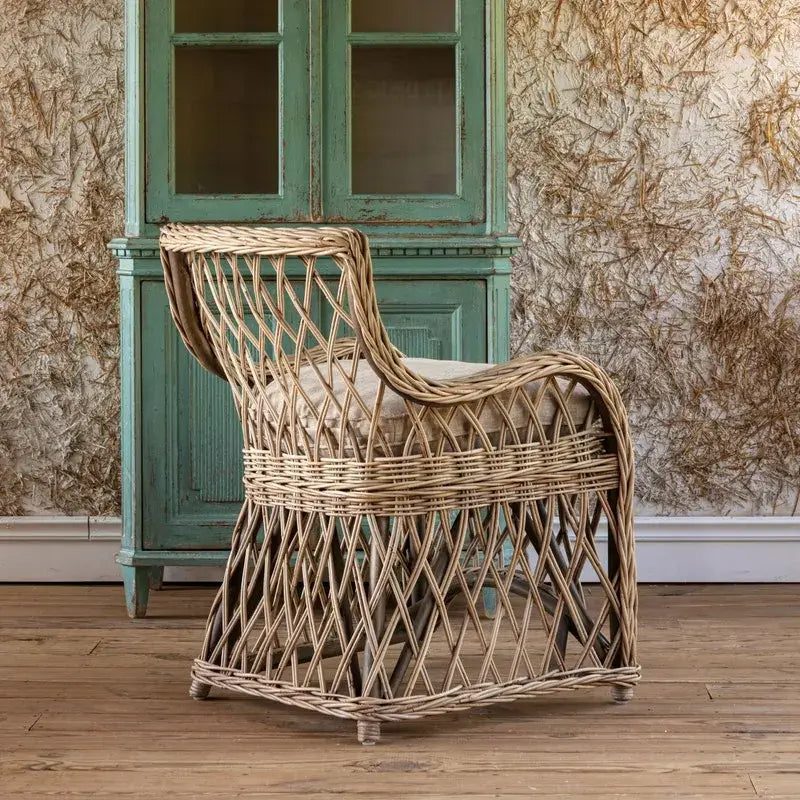 Poltrona in Rattan - Aggiungi un tocco di sofisticatezza disinvolta alla tua casa con la nostra poltrona in rattan. Che sia usata all'interno o in un patio coperto, il suo design versatile e