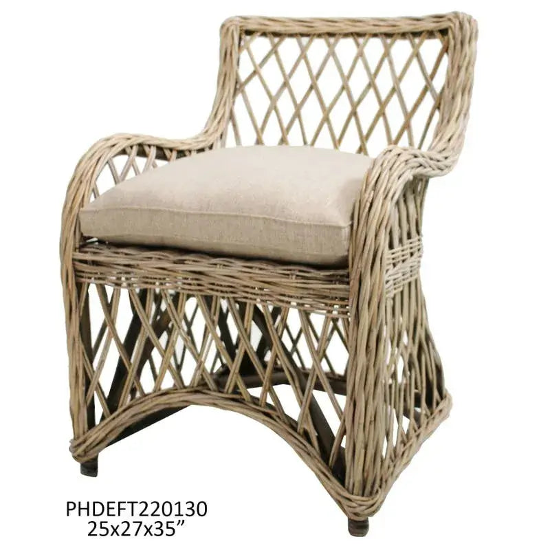 Poltrona in Rattan - Aggiungi un tocco di sofisticatezza disinvolta alla tua casa con la nostra poltrona in rattan. Che sia usata all'interno o in un patio coperto, il suo design versatile e