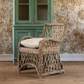 Poltrona in Rattan - Aggiungi un tocco di sofisticatezza disinvolta alla tua casa con la nostra poltrona in rattan. Che sia usata all'interno o in un patio coperto, il suo design versatile e