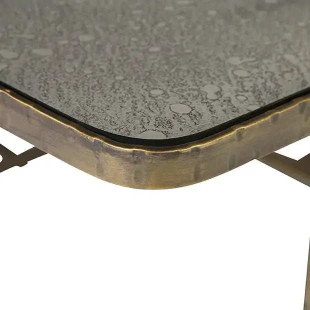 Tavolino a specchio - Misure: 40,6 cm (A) x 80,6 cm (L) x 80,6 cm (P) Materiali: specchio anticato e alluminio pressofuso - Introduci un'aria di lusso con il nostro, la finitura anticata