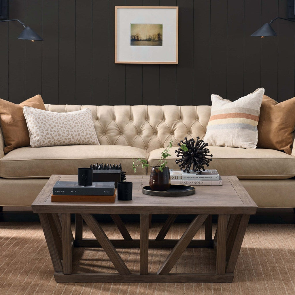 Tavolino quadrato da cocktail - Misure 117 cm L x 117 cm P x 43 cm H Finitura: marrone medio Materiale: Legno Caratteristiche: Design a cornice aperta, Piedini regolabili